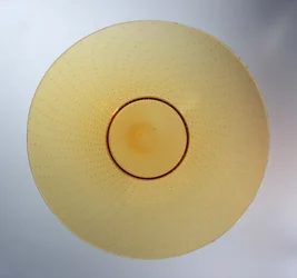 Fat i rav med vedlagt boblemønster, produsert av James Powell & Sons, ca. 1938 (glass)