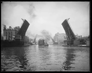 Passasjerskipet Pere Marquette på slep på Chicago River, Chicago, Illinois, USA, ca. 1905 (s/hvitt-bilde)