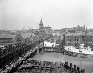 Steamer Alaska la til kai ved Wells Street, Chicago, Illinois, USA, ca. 1905 (s/hvitt-bilde)