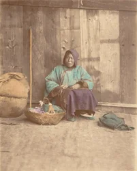 [Kinesisk kvinne sitter med kurv], 1870-tallet.