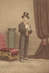 [Studioportrett av en japansk mann i vestlige klær], 1880-tallet.
