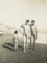 To unge menn og en gutt på stranden