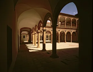 Utsikt over galleriet til sykehusets indre gårdsrom, tegnet av Bartolome Bustamante (ca. 1499–1570) (foto)