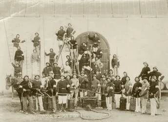 Et gruppeskudd av brannmenn ved Zichron Yaacov, ca. 1898-1900