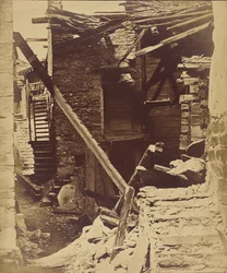 Ødelagt hus etter et jordskjelv nær Viege, Valais, Sveits