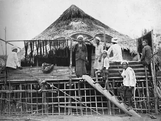 Hinduiske fakirer og en innfødt bolig, 1902