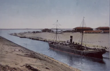 Skip som passerer gjennom Suez-kanalen, sent på 1800-tallet (farge litho)