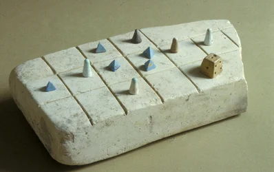 Spillebrett med spillebrikker, fra Tell Beit Mirsim, Jordan, ca. 1200 f.Kr. (kalkstein)