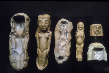 Figurer av fruktbarhetsgudinner og formene de ble støpt i, ca. 8.-7. århundre f.Kr.