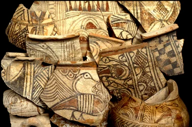 Filisterkeramikk dekorert med typiske fargemotiver av fisk og fugler, fra Tel Kasil, Israel, ca. 1099-900 f.Kr.