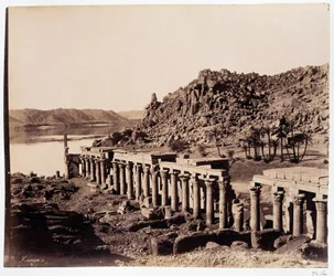 Ruiner av tempelet til Isis i Egypt - fotografi av Zangali-brødrene, sent på 1800-tallet