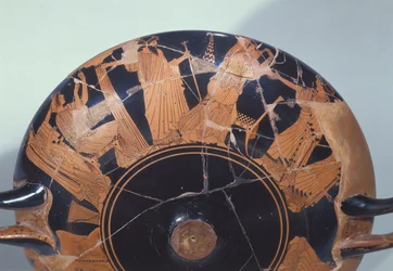 Loftskopp med rød figur som viser tilbakekomsten av Paris til Priamos omgitt av Cassandra, Polyxena, Hecuba og Afrodite, fra Vulci, ca. 495 f.Kr. (keramikk) (detalj)