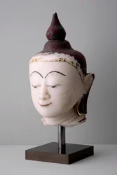 Hodet til en Buddha, man-stil (alabaster)
