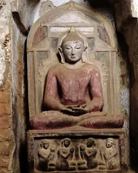 Sittende Buddha i meditasjon (polykrom stein)
