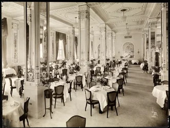 En spisestue på Robert Treat Hotel, Newark, New Jersey, 1916 (sølv gelatintrykk)