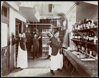 Et pantry på Hotel Manhattan, 1902 (sølv gelatintrykk)