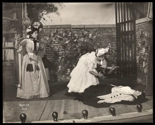 En scene fra en amatørproduksjon av et skuespill med tittelen Angelina, The Orphaned Heiress presentert på Barnard College, New York (sølv gelatintrykk)