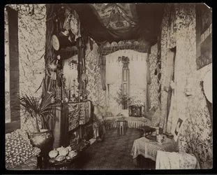 En utsmykket stue i Blakely Hall-residensen på 11 West 45th Street, New York, 1896-98 (sølv gelatintrykk)