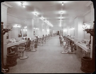 Barbershop på Hotel Knickerbocker, 1906 (sølv gelatintrykk)