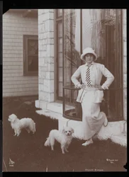 Billie Burke og to hunder på Burkeleigh Crest, huset hennes i Hastingson, New York, 1912 (sølv gelatintrykk)