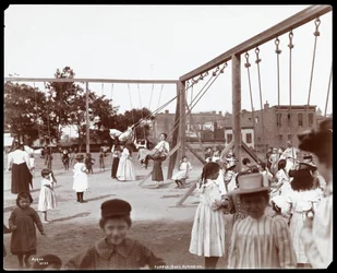 Barn som svinger på Hudson Bank Gymnasium and Playground, 53rd Street og 11th Avenue, New York, 1898 (sølv gelatintrykk)