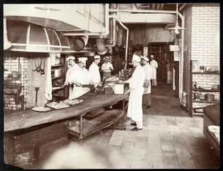 Kokker som jobber på kjøkkenet til Waldorf Astoria Hotel på 34th Street og 5th Avenue, New York, 1903 eller 1904 (sølv gelatintrykk)