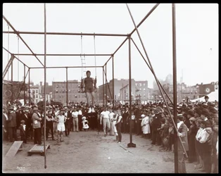 Publikum ser på en turner på Hudson Bank Gymnasium and Playground, 53rd Street og 11th Avenue, New York, 1898 (sølv gelatintrykk)
