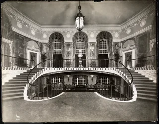 Dobbel trapp på Ritz-Carlton Hotel, 1913 (sølv gelatintrykk)