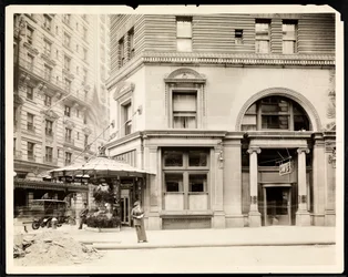 Blomsterstand og inngang til Hotel Imperial Cafe på Broadway og 32nd Street, New York, ca. 1905 (sølv gelatintrykk)