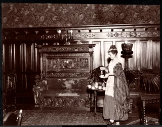 Gjester som tar te på Hotel Marie Antoinette, 1895 eller 1896 (sølv gelatintrykk)