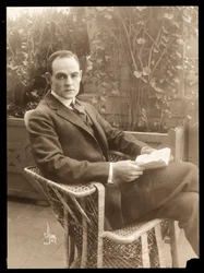 Howard Estabrook i en hage, 1915-16 (sølv gelatintrykk)
