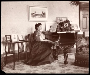 Madame Frances Saville at Home, 1895 (sølv gelatintrykk)