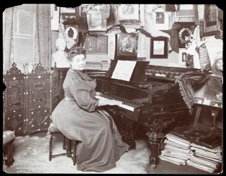 Madame Schumann Heink sittende ved et piano, 1906 (sølv gelatintrykk)