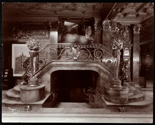 Hovedtrapp i lobbyen til Hotel Imperial, 1904 (sølv gelatintrykk)