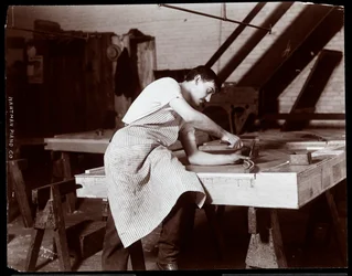 Mann som arbeider i Hardman, Peck und Co. pianofabrikk, New York, 1907 (sølv gelatintrykk)