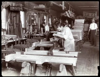 Menn som arbeider i Hardman, Peck und Co. pianofabrikk, New York, 1907 (sølv gelatintrykk)