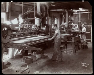 Menn som arbeider i Hardman, Peck und Co. pianofabrikk, New York, 1907 (sølv gelatintrykk)