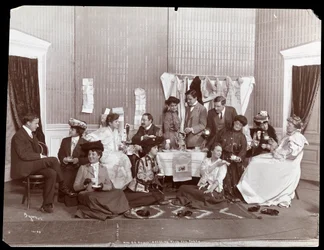 Fru G.G. Haines, Teselskap i omkledningsrom, 1902 (sølv gelatintrykk)