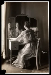 Portrett av Jobyna Howland sittende ved toalettbordet hennes, 1908-9 (sølv gelatintrykk)