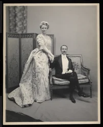 Portrett av en uidentifisert mann og kvinne på James Hazen Hyde Ball, New York, 31. januar 1905 (sølv gelatintrykk)