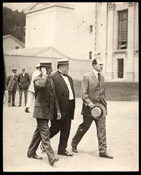 President William Howard Taft med professor Arthur Twining Hadley fra Yale University og en annen mann, 1900-20 (sølv gelatintrykk)