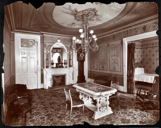Privat stue på Hoffman House Hotel, 1907 (sølv gelatintrykk)