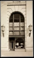 Butikkfront til En Route Service, Inc., på Savoy Plaza Hotel, 59th Street og 5th Avenue, New York, 1928 (sølv gelatintrykk)