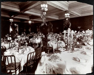 Bord dekket til Electric Clubs bankett på Hotel Delmonico, 1902 (sølv gelatintrykk)