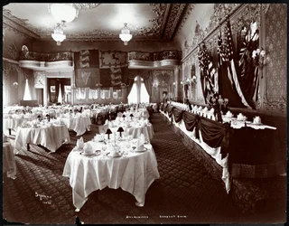 Bord dekket i bankettrommet på Hotel Delmonico, 1902 (sølv gelatintrykk)
