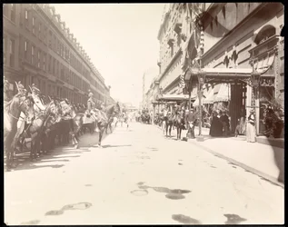 Guvernørens stab venter på ankomsten til Li Hung Chang på Waldorf Astoria Hotel, New York, 1896 (sølv gelatintrykk)