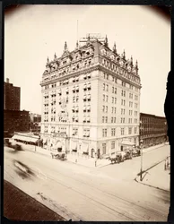 The Hotel Navarre, 7th Avenue and 38th Street, New York, 1908 (sølv gelatintrykk)