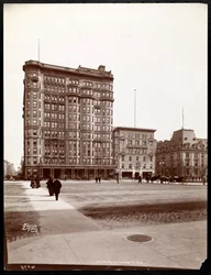 Hotel Savoy på 59th Street og 5th Avenue, utsikt fra inngangen til Central Park, New York, 1898 (sølv gelatintrykk)