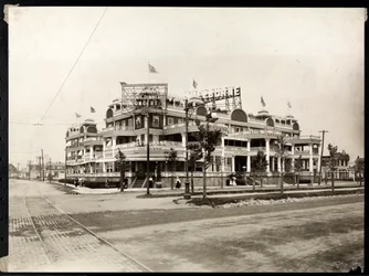 Hotel Shelburne ved Sea Breeze Avenue og Ocean Parkway, Coney Island, New York, ca. 1913 (sølv gelatintrykk)