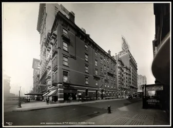 The Hotel Woodward, Broadway and 55th Street, New York, 1920 (sølv gelatintrykk)